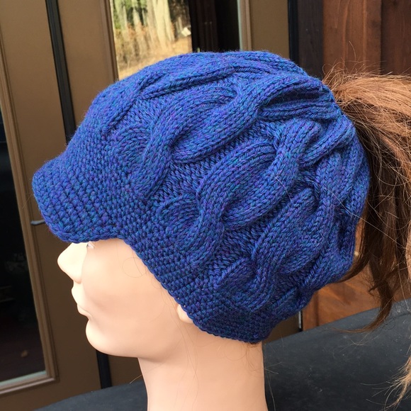 Hand Knit Messy Bun Hat/Toque - Picture 1 of 6